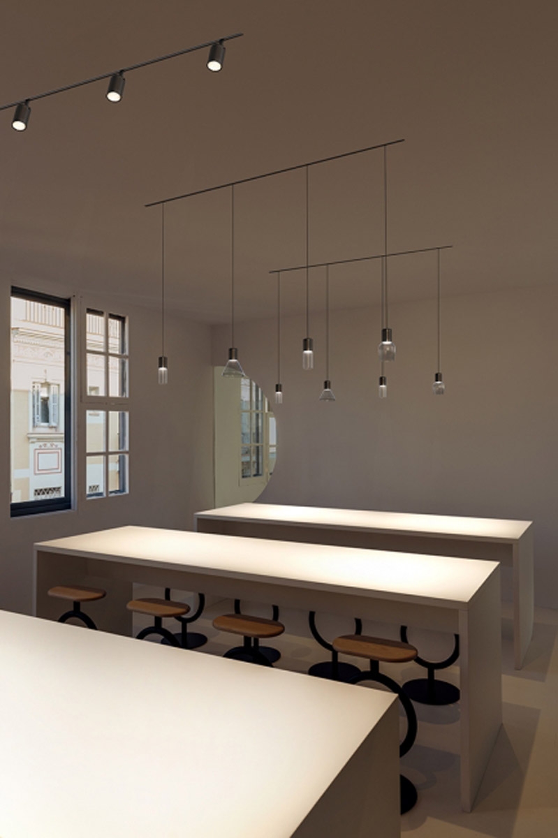 La luz lineal led: iluminación versatilidad y personalizable para diferentes entornos, desde oficinas hasta hogares, espacios comerciales, supermercados e industrias.